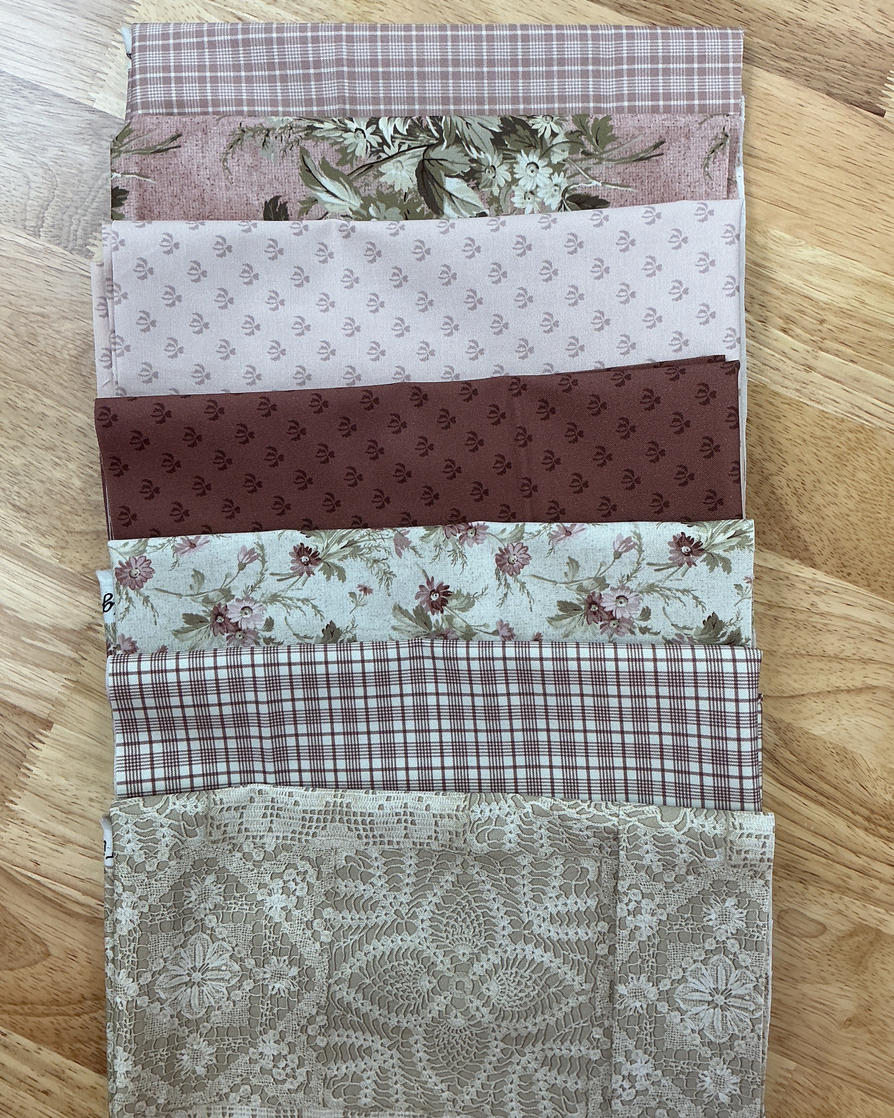 Six-Pack Party quilting fabric bundle with seven coordinated 20-inch cuts for throw quilt projects
