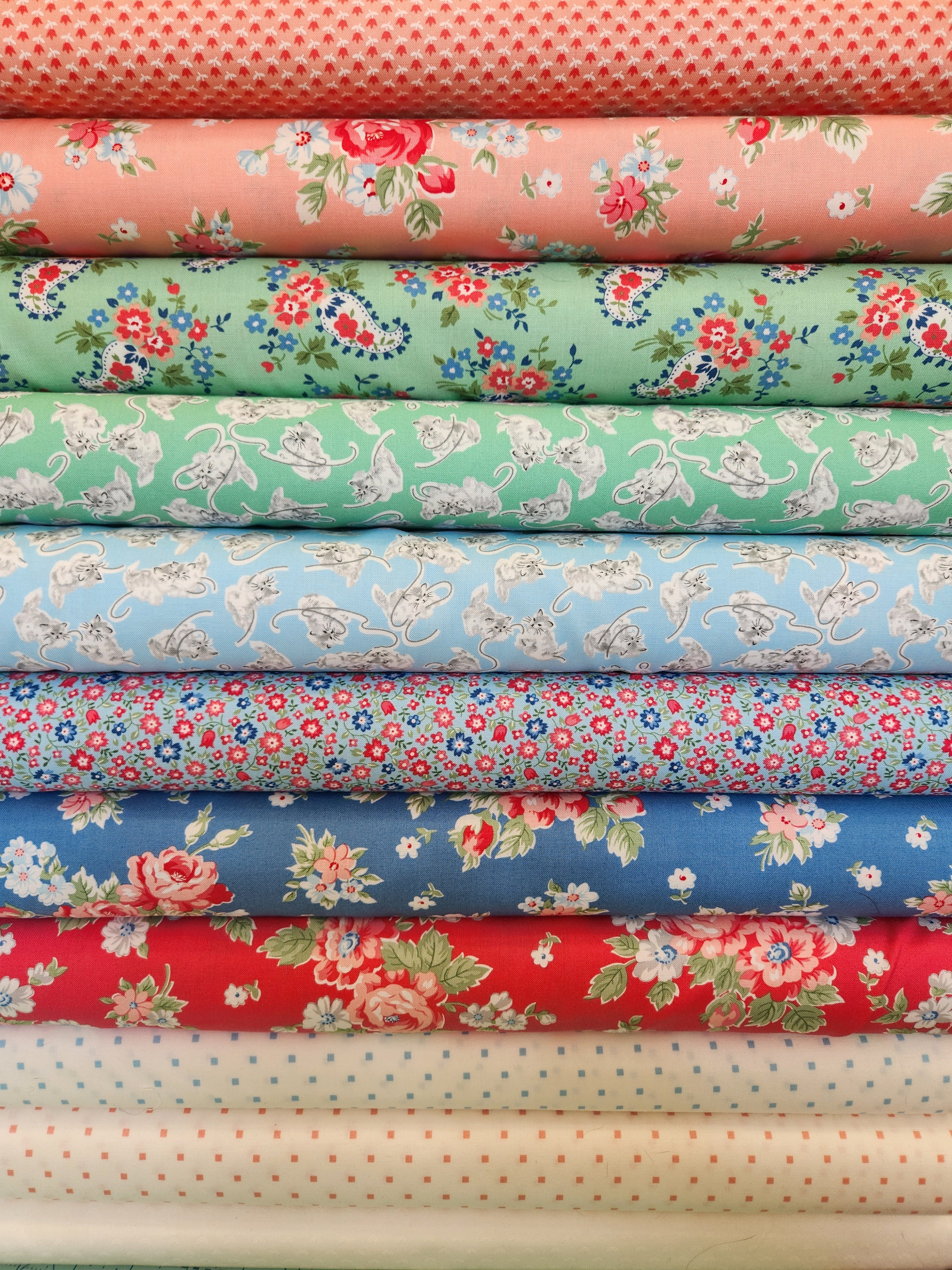 M50 Surf's Up Bundle quilting fabrics with two quilt options Hang Ten and Riptide
