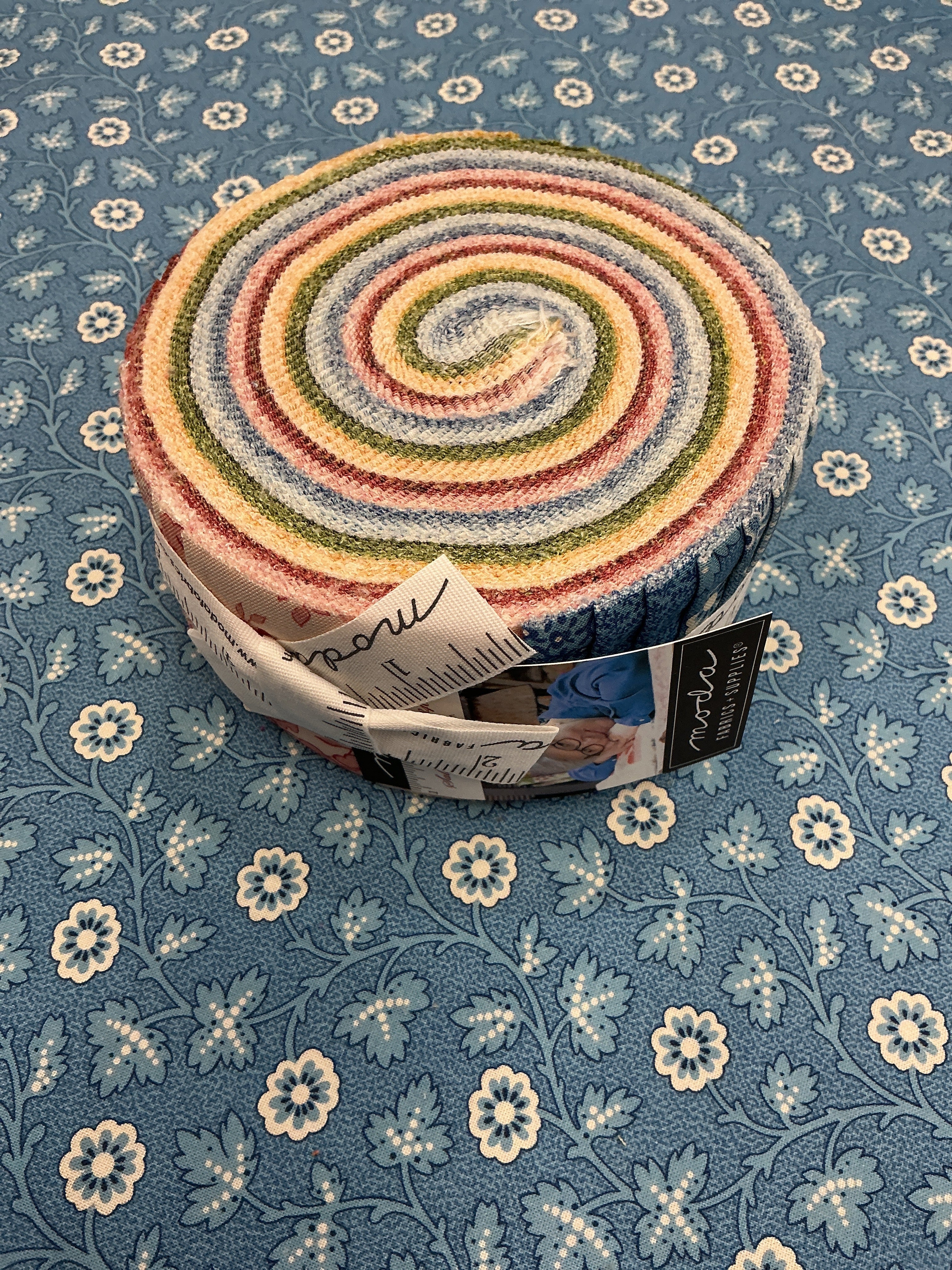 Strip Cocktail Strip-Along Quilt Bundle with 2.5-inch strips for crib, lap, and twin sizes