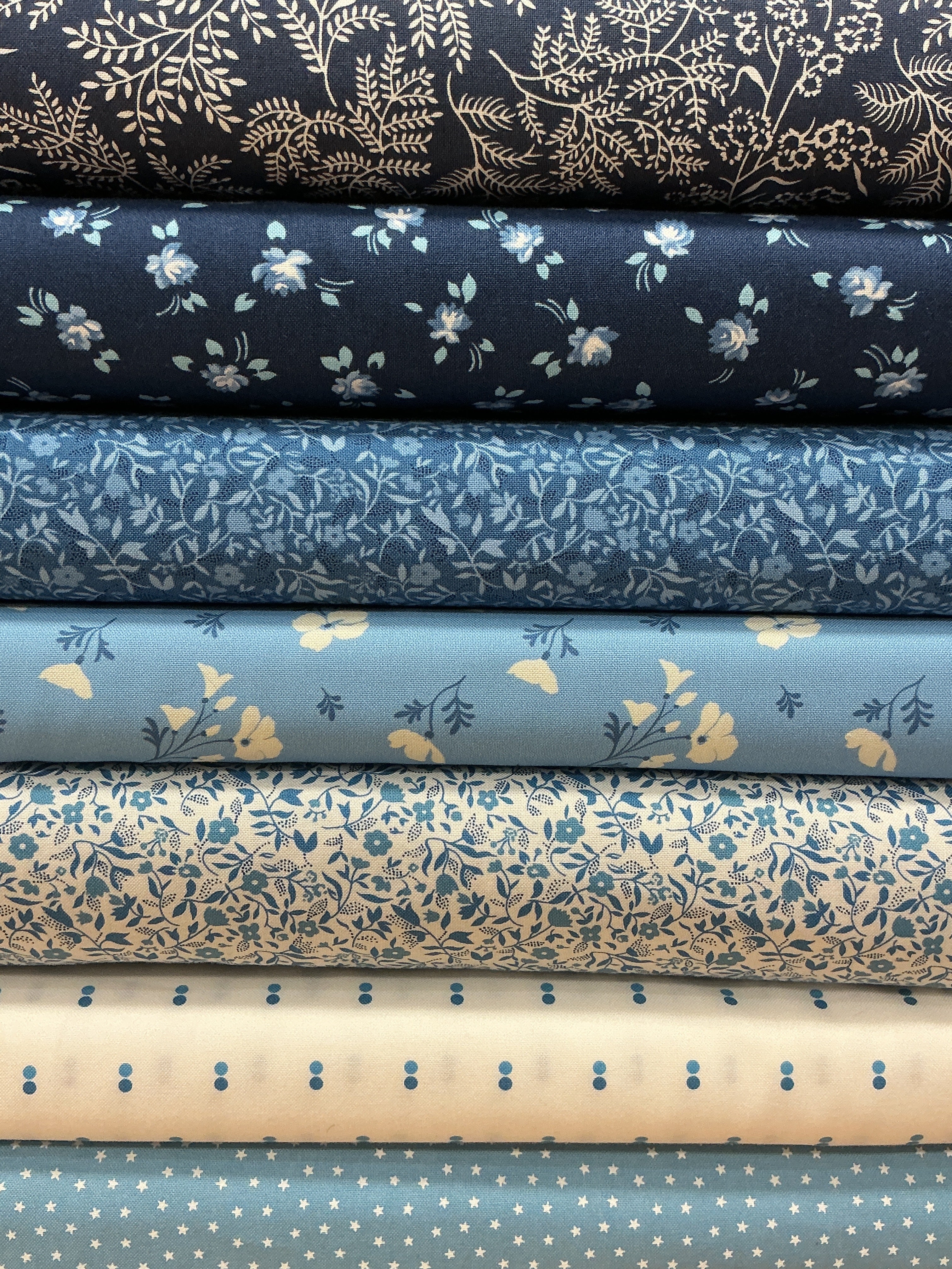 Six-Pack Party fabric bundle with seven coordinating 20-inch quilting cuts for throw quilts