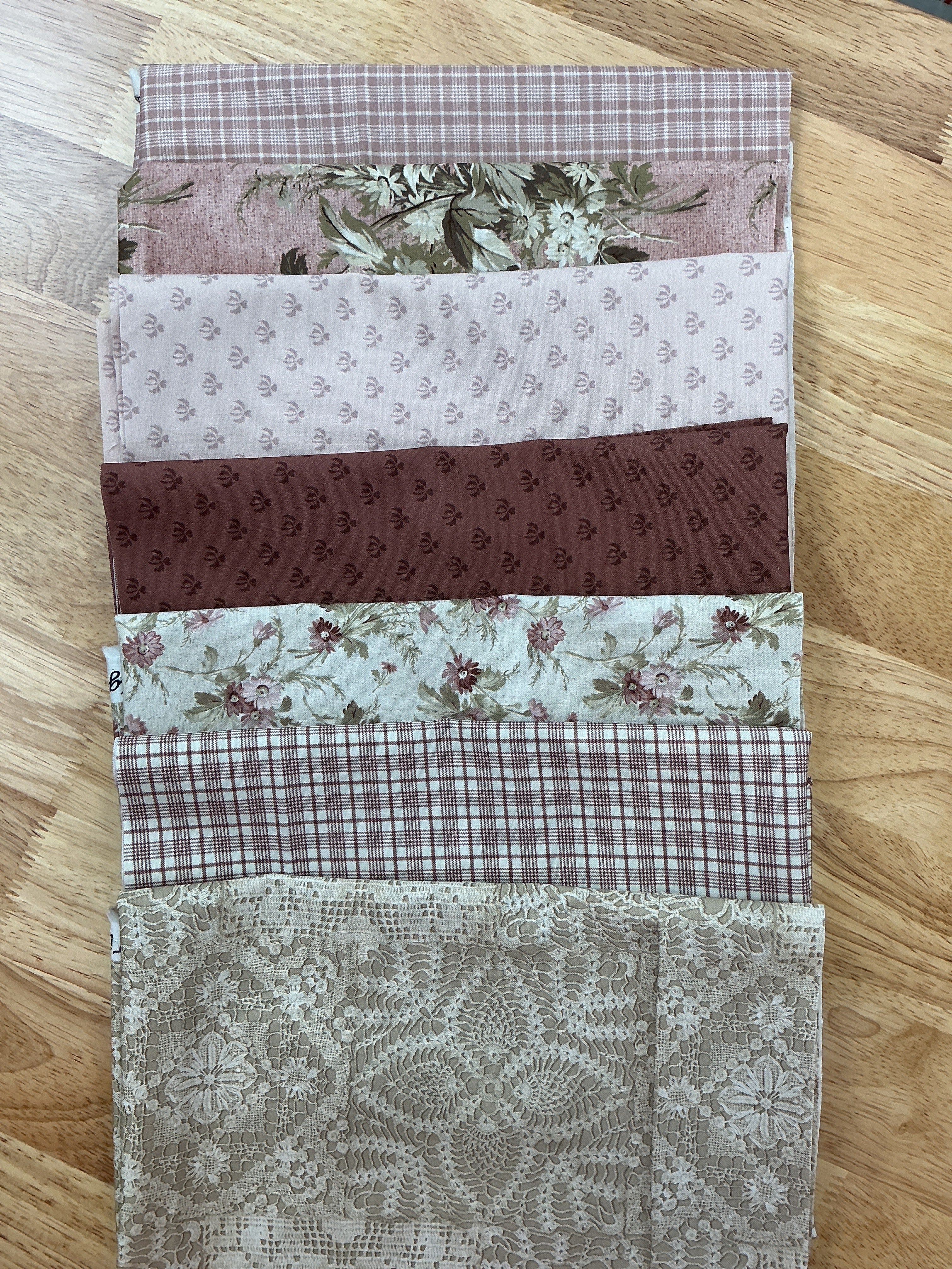 Six-Pack Party quilting fabric bundle with seven coordinated 20-inch cuts for throw quilt projects